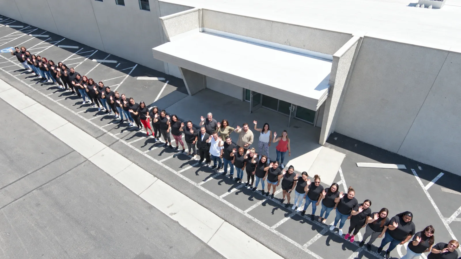 Das Fulfillment-Team vor dem Distributionszentrum in Las Vegas